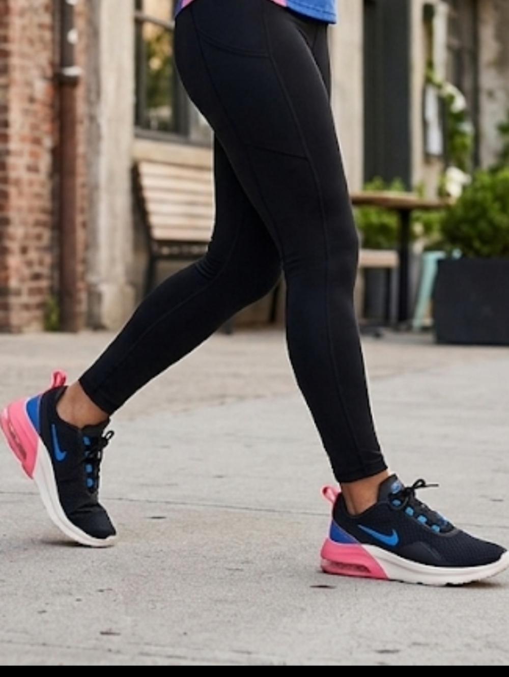 Nike Air Max/ Motion 2/  Sneaker Black And  Hiper Pink/ Women's Size 7